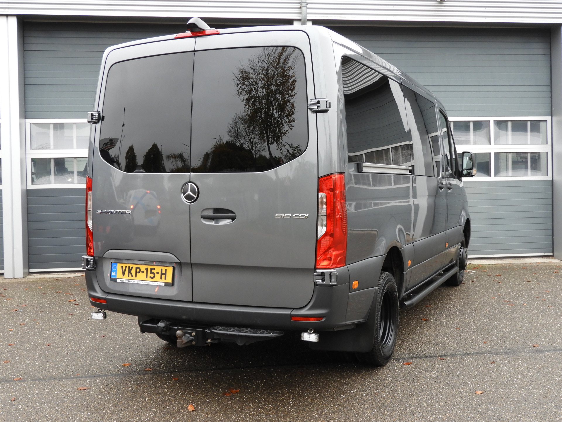 41212805-4.jpg