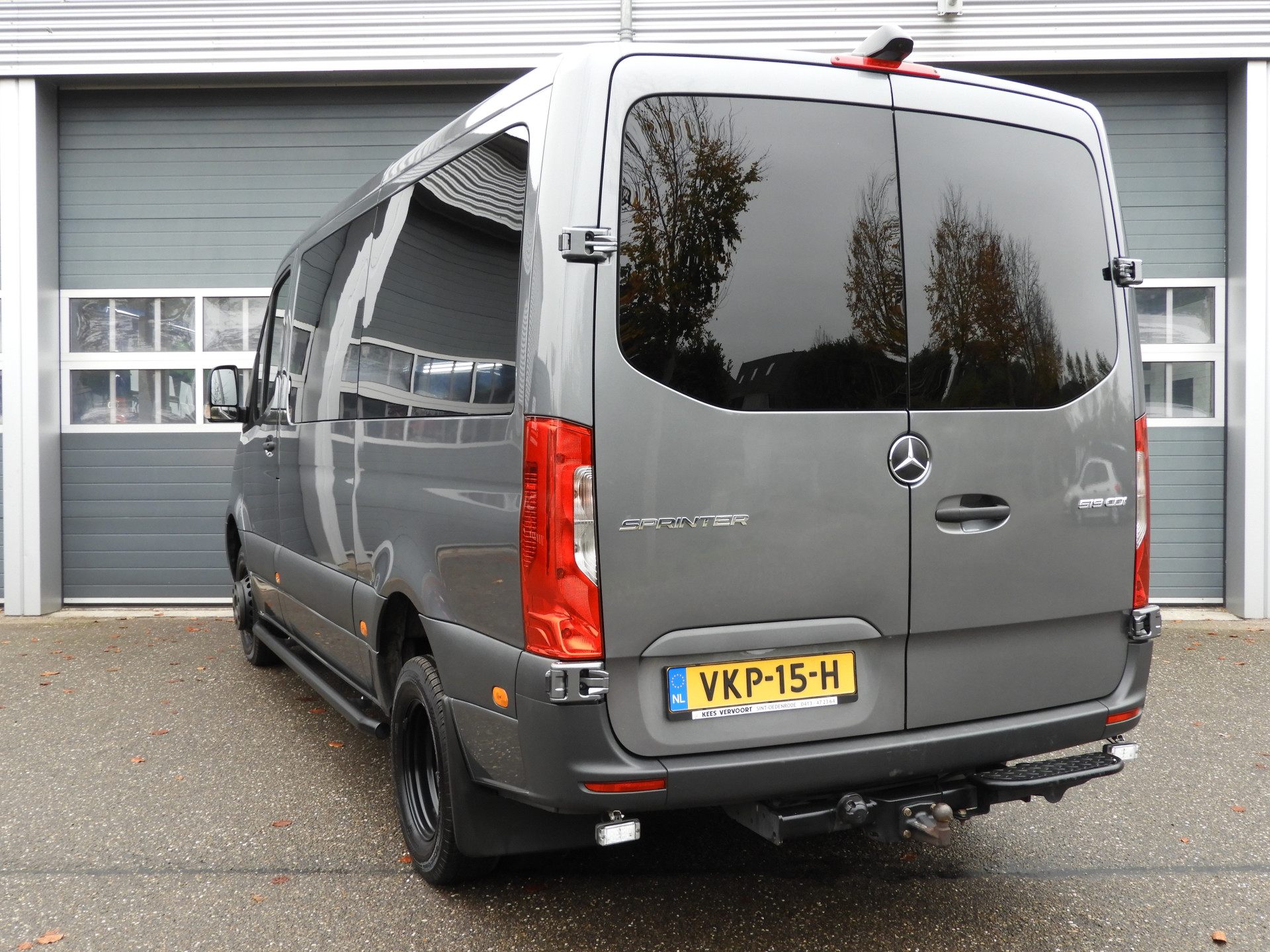41212805-6.jpg