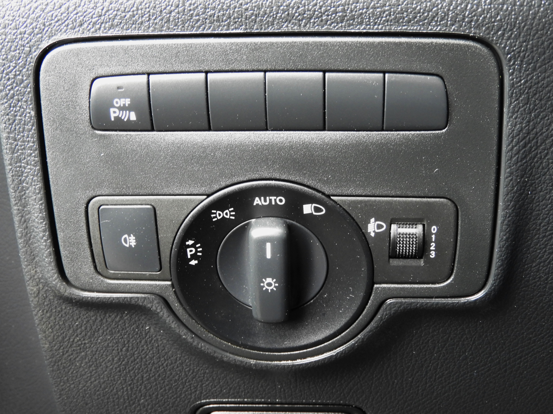43757318-17.jpg