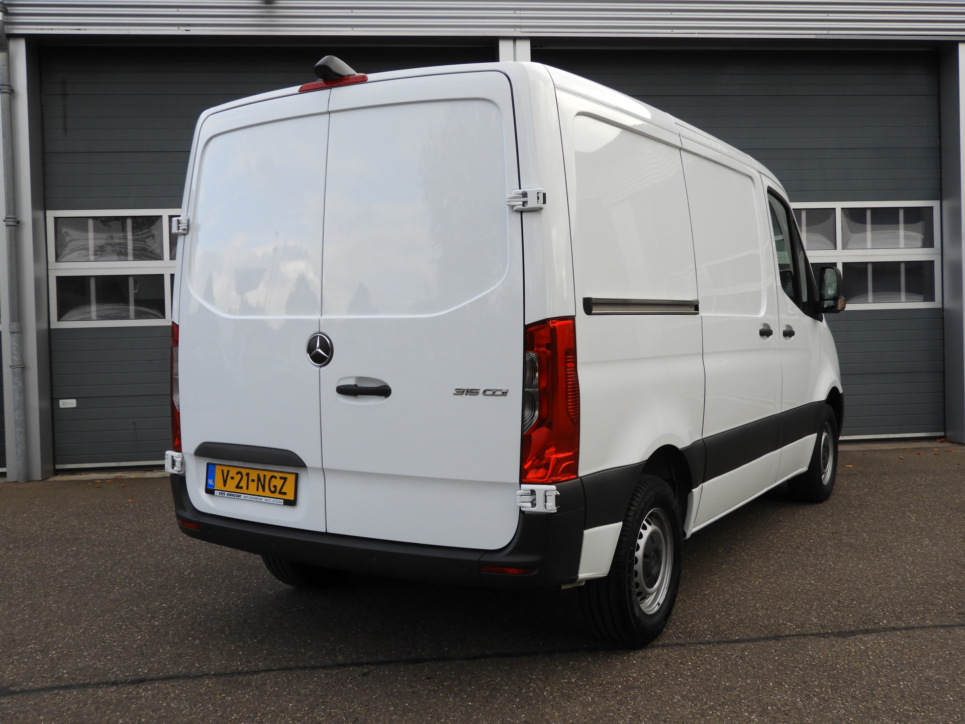 48564386-4.jpg