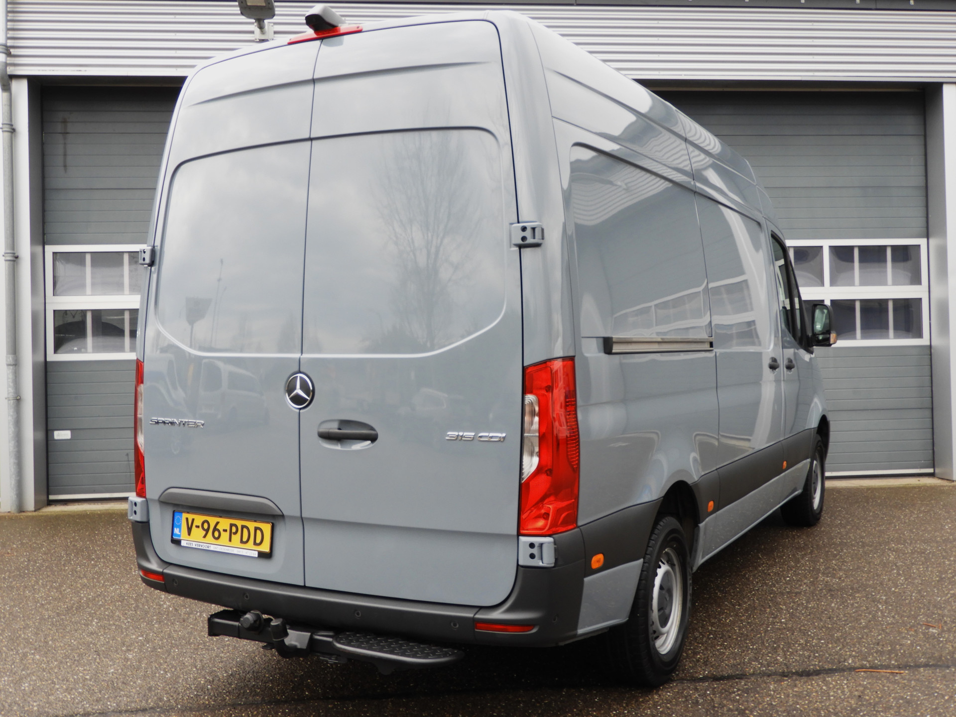 51940040-4.jpg