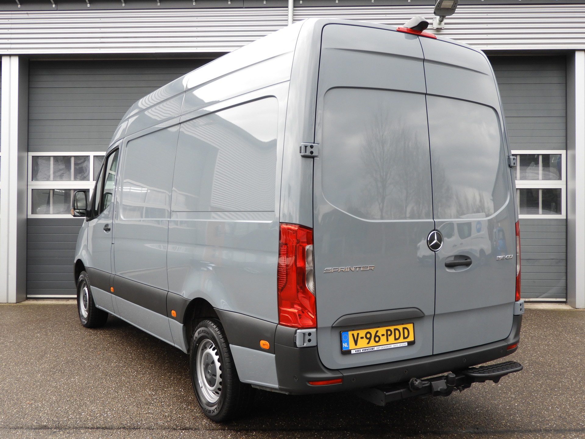 51940040-6.jpg