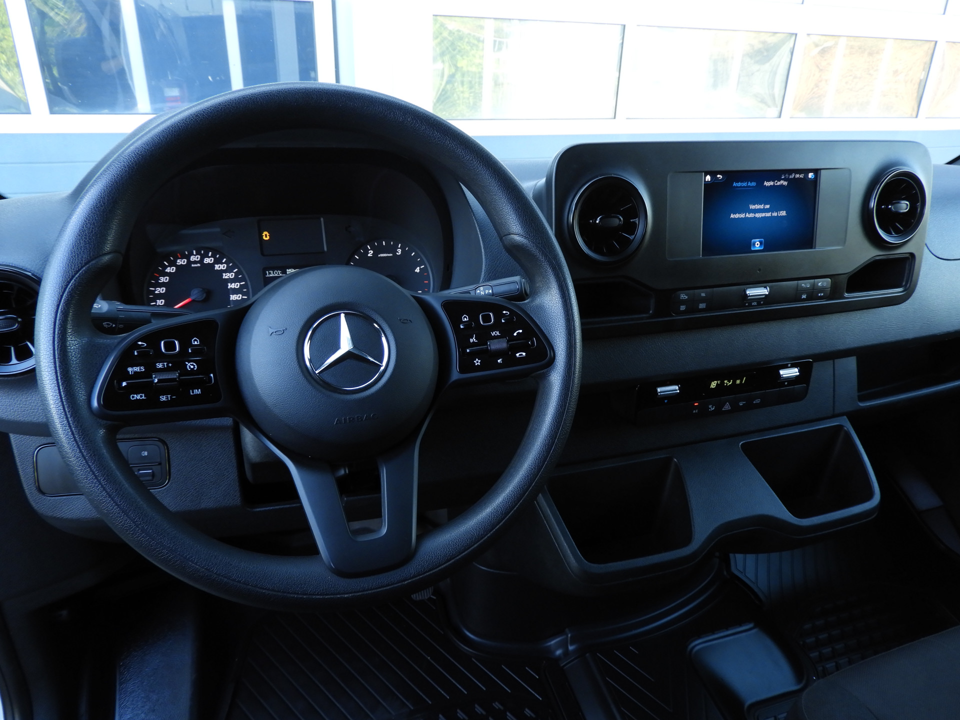 52473295-19.jpg