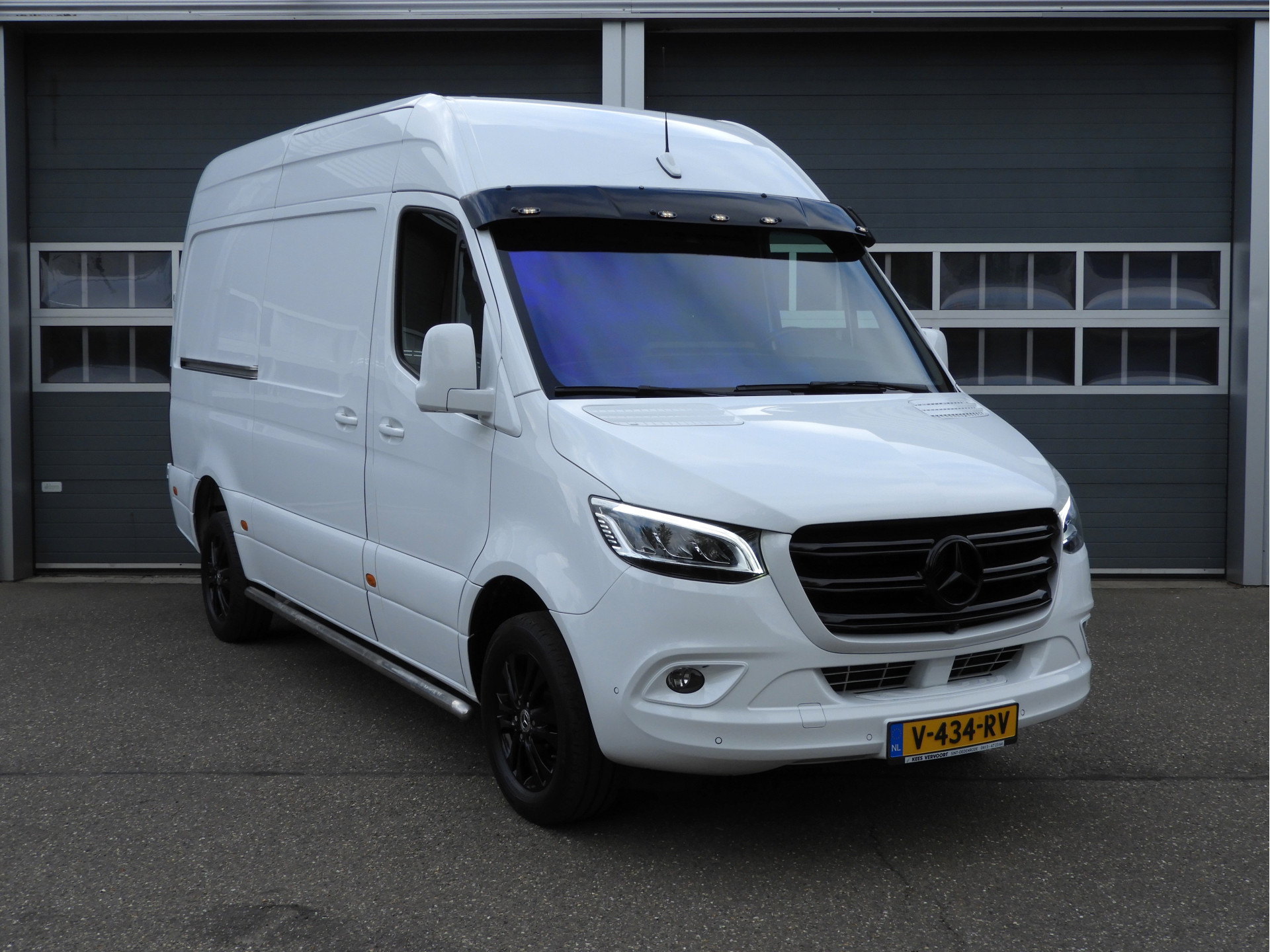 52991123-2.jpg