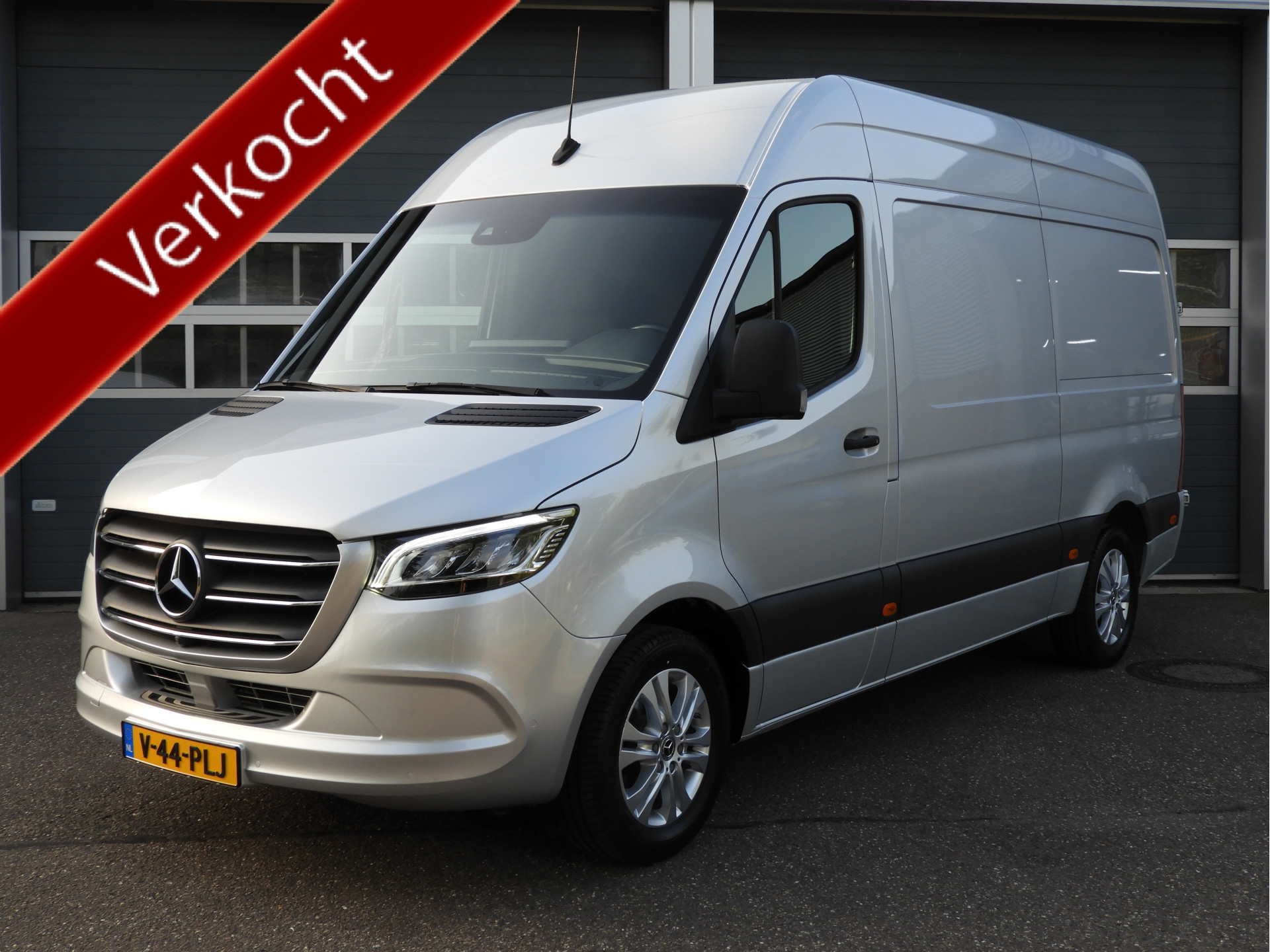 Mercedes-Benz Sprinter 319 3.0 CDI L2H2 AUT | LUCHTVERING | DISTRONIC | LED | 360° CAMERA 53781111-0.jpg | Autobedrijf Vervoort