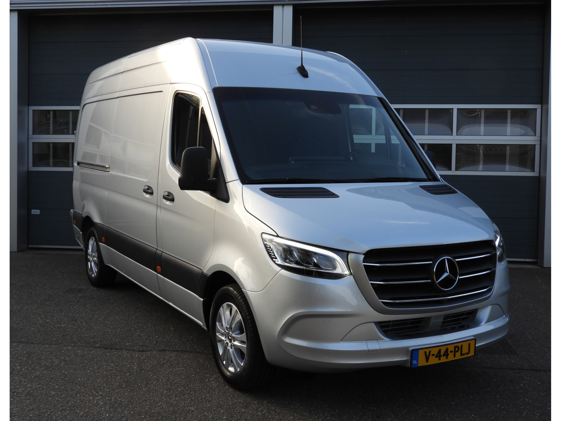 Mercedes-Benz Sprinter 319 3.0 CDI L2H2 AUT | LUCHTVERING | DISTRONIC | LED | 360° CAMERA 53781111-2.jpg | Autobedrijf Vervoort