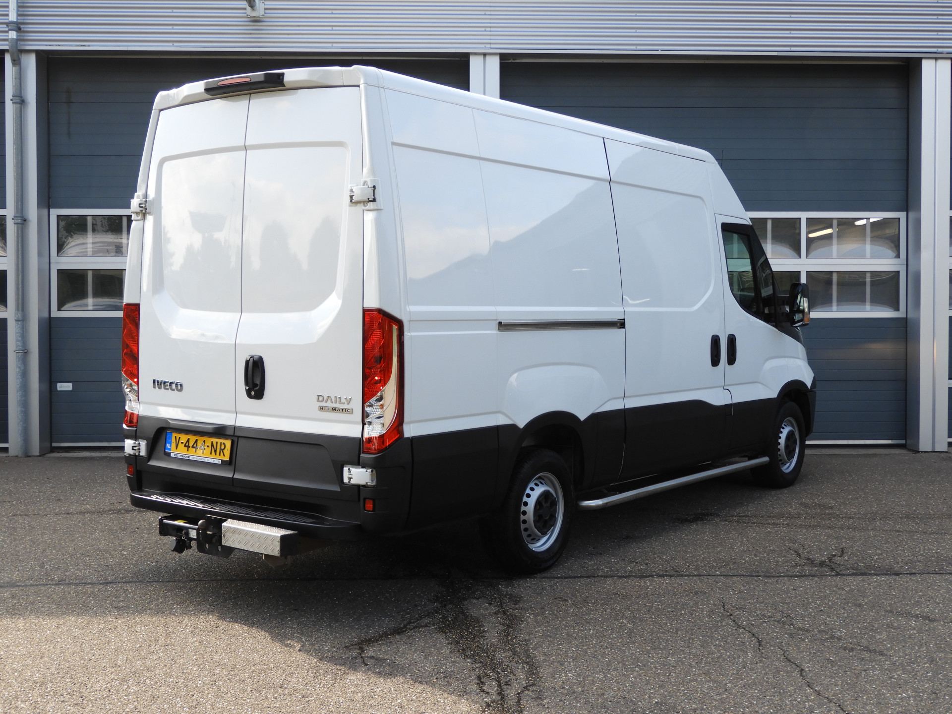 54191385-4.jpg