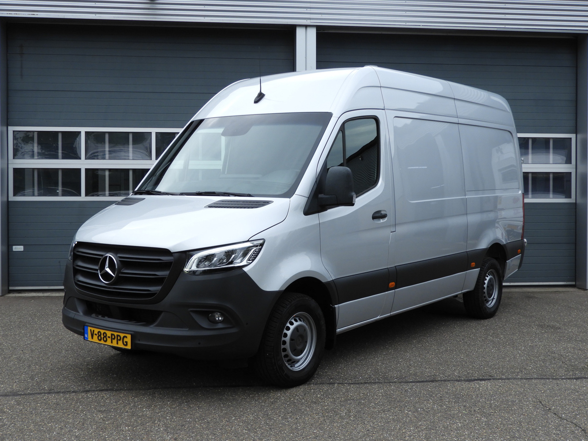 Mercedes-Benz Sprinter 317 1.9 CDI L2H2 RWD AUT | 3.5t TREKHAAK | LED | CRUISE | CAMERA | MBUX 54350996-0.jpg | Autobedrijf Vervoort