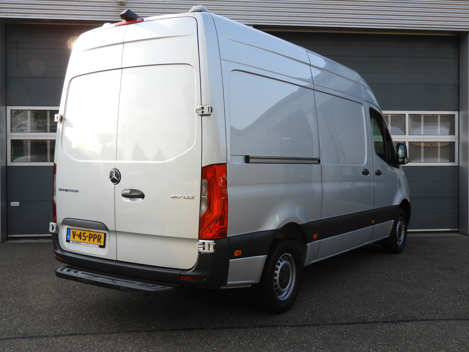55011030-4.jpg
