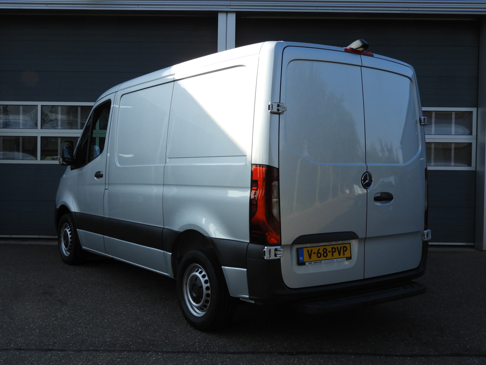 55013163-6.jpg
