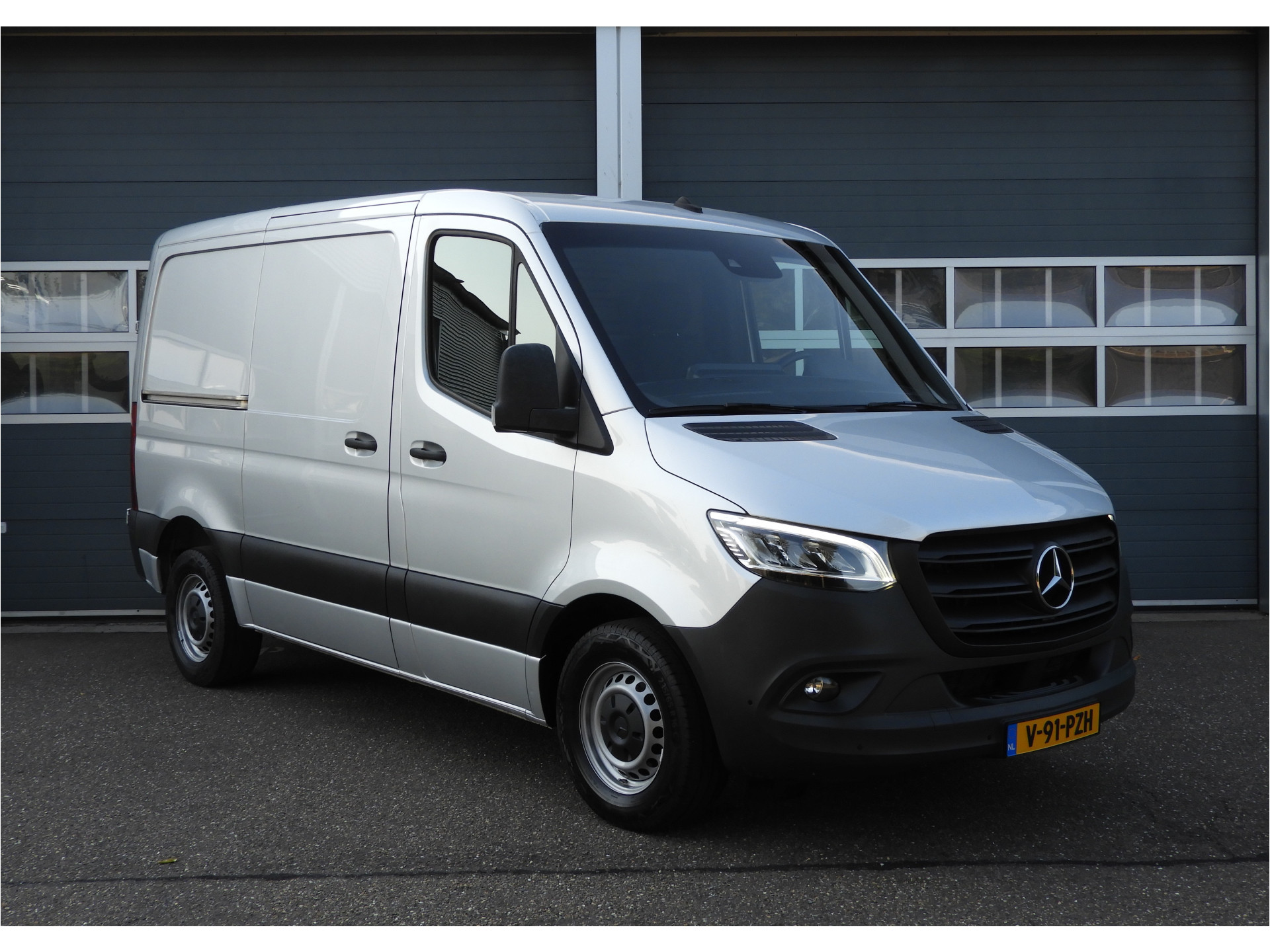 Mercedes-Benz Sprinter 317 1.9 CDI L1H1 RWD AUT | DISTRONIC | 10.25 MBUX | SORTIMO INRICHTING | LED 55642793-2.jpg | Autobedrijf Vervoort