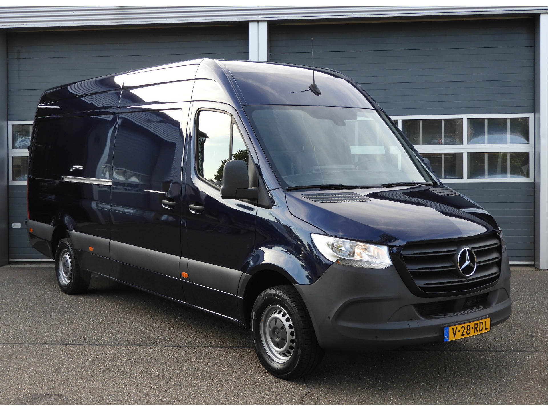 Mercedes-Benz Sprinter 317 1.9 CDI L3H2 AUT | LEDER | CAMERA | CARPLAY | CRUISE | MBUX 56187031-2.jpg | Autobedrijf Vervoort