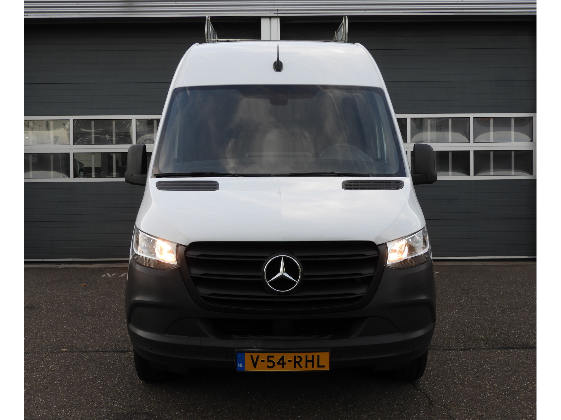 Mercedes-Benz Sprinter 316 2.2 CDI L2H2 AUT | 3.5t TREKGEWICHT | CAMERA | MBUX | IMPERIAAL 56940775-1.jpg | Autobedrijf Vervoort