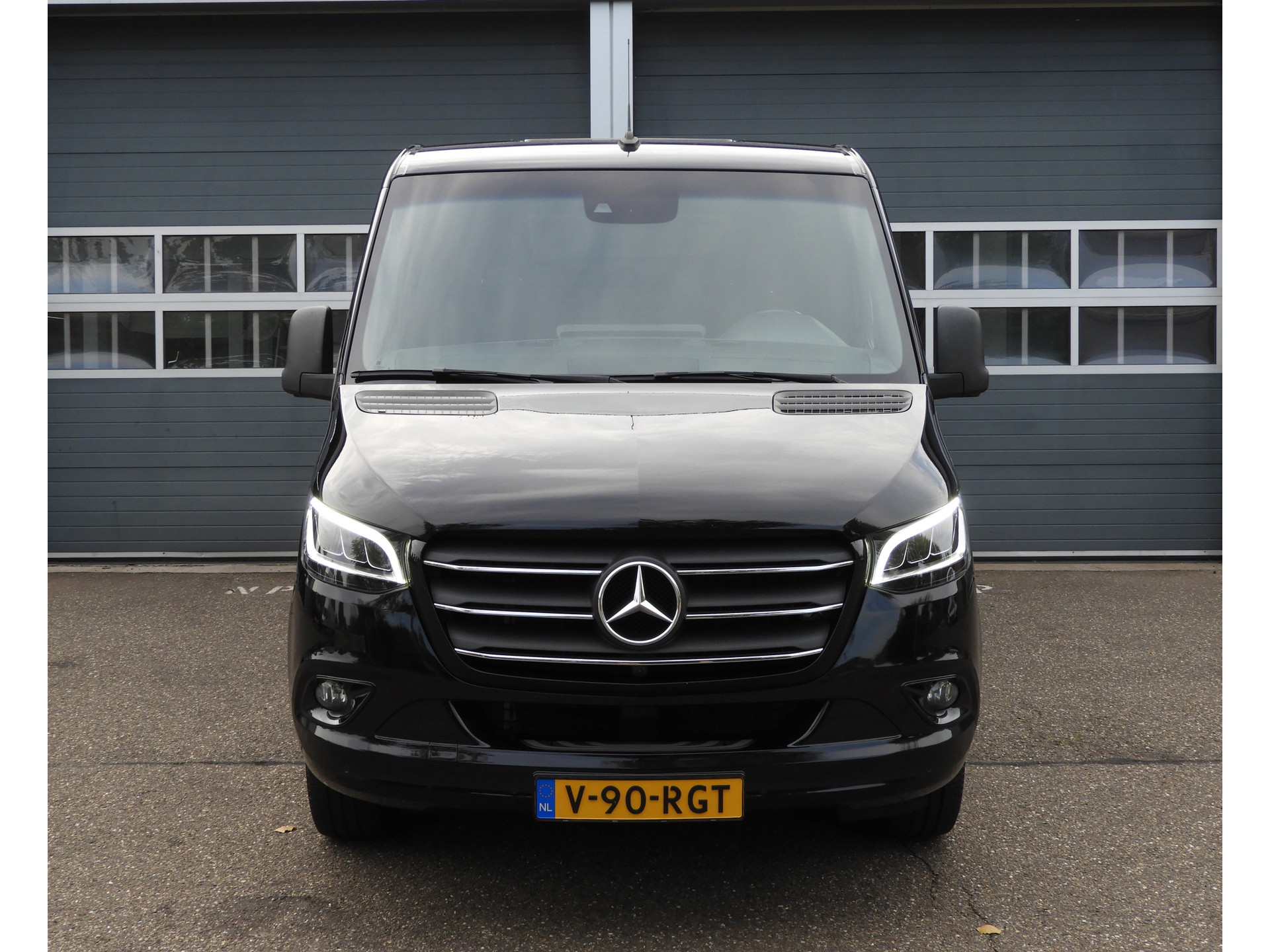 Mercedes-Benz Sprinter 319 1.9 CDI L2H1 AUT | DISTRONIC | 360° CAMERA | MBUX 10.25 57033007-1.jpg | Autobedrijf Vervoort