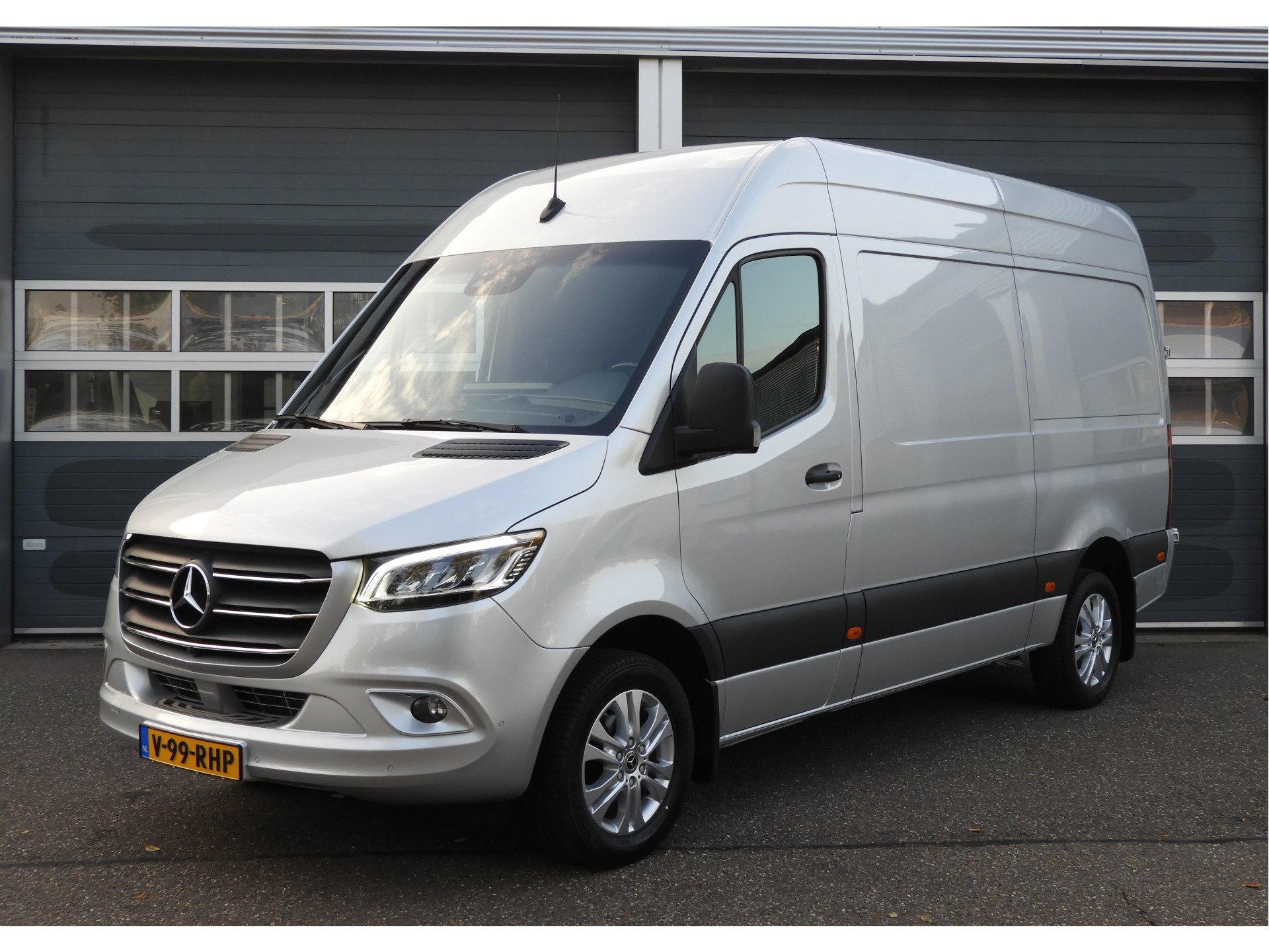 Mercedes-Benz Sprinter 319 1.9 CDI L2H2 RWD AUT | 360° CAMERA | 2.8t TREKGEWICHT | DISTRONIC 57230391-0.jpg | Autobedrijf Vervoort