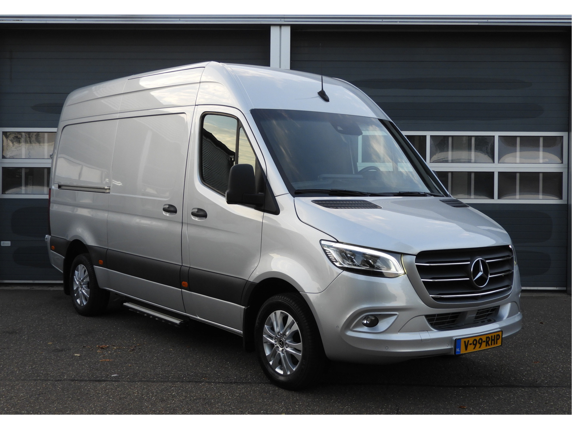Mercedes-Benz Sprinter 319 1.9 CDI L2H2 RWD AUT | 360° CAMERA | 2.8t TREKGEWICHT | DISTRONIC 57230391-2.jpg | Autobedrijf Vervoort